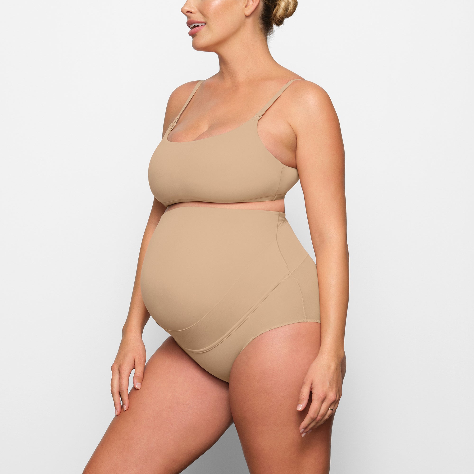 FITS EVERYBODY MATERNITY NURSING SCOOP BRALETTE WORN BY A MODEL IN SIDE VIEW