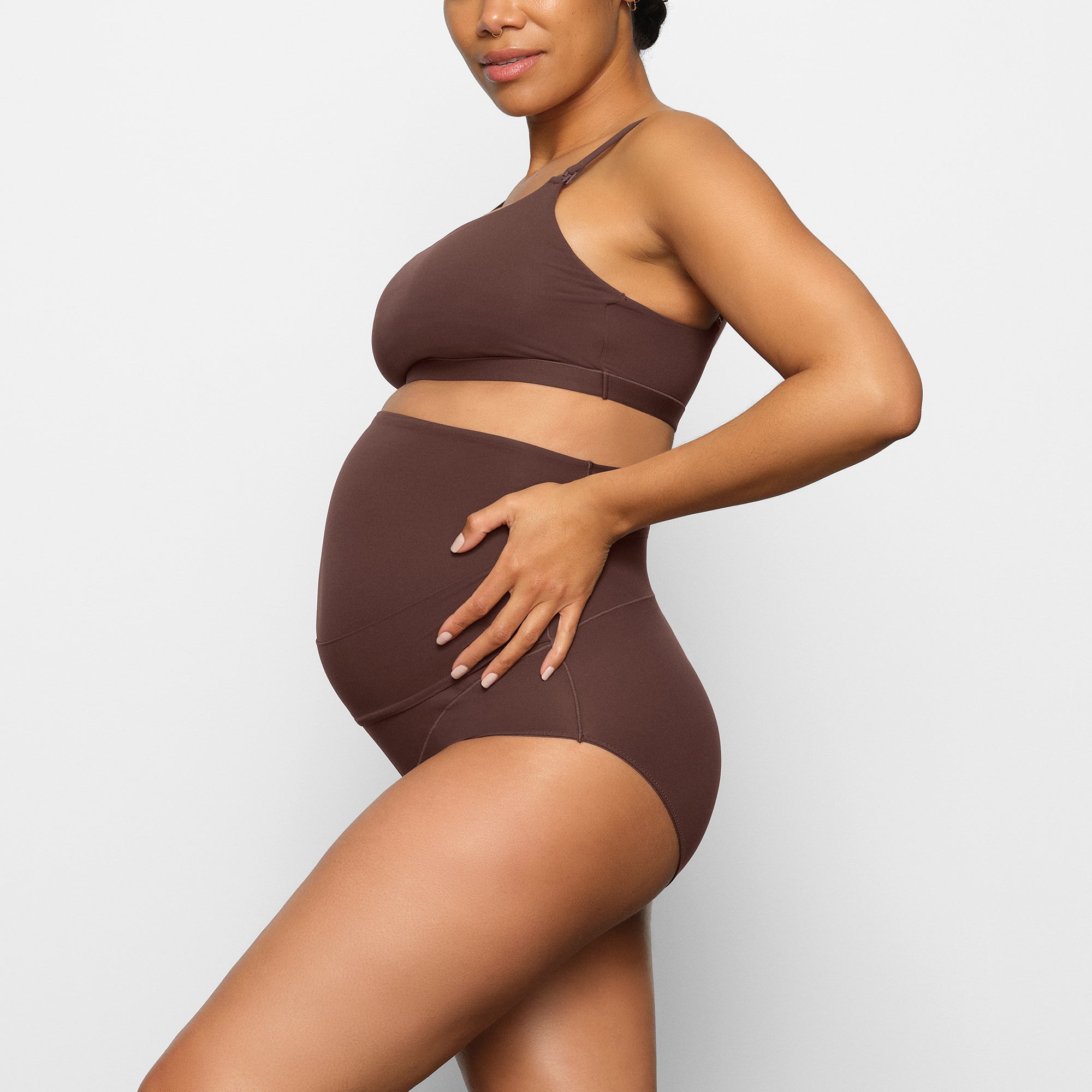 FITS EVERYBODY MATERNITY NURSING SCOOP BRALETTE WORN BY A MODEL IN SIDE VIEW