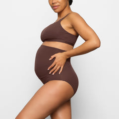 FITS EVERYBODY MATERNITY NURSING SCOOP BRALETTE WORN BY A MODEL IN SIDE VIEW