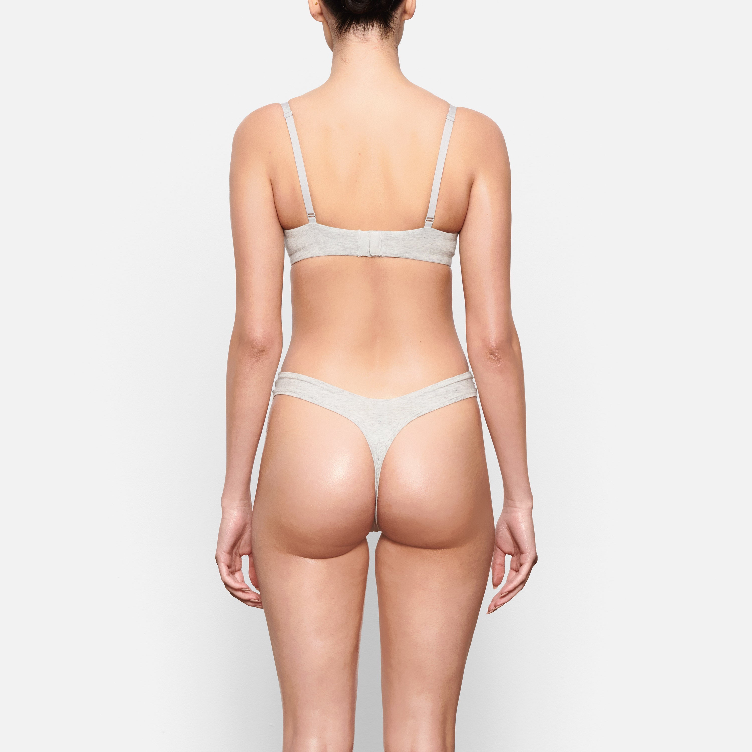COTTON JERSEY T-SHIRT BRA WORN BY A MODEL IN BACK VIEW