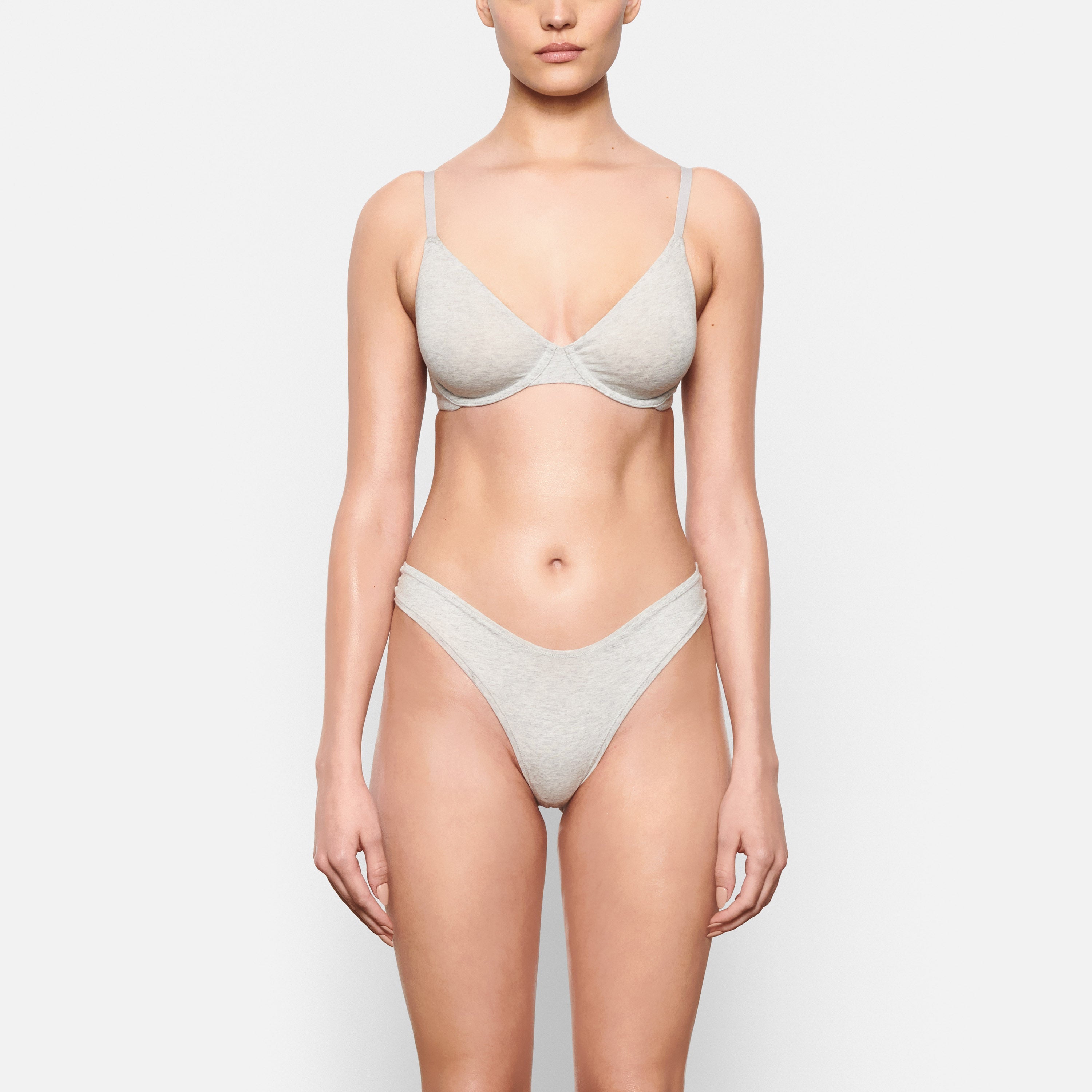 COTTON JERSEY T-SHIRT BRA WORN BY A MODEL IN FRONT VIEW