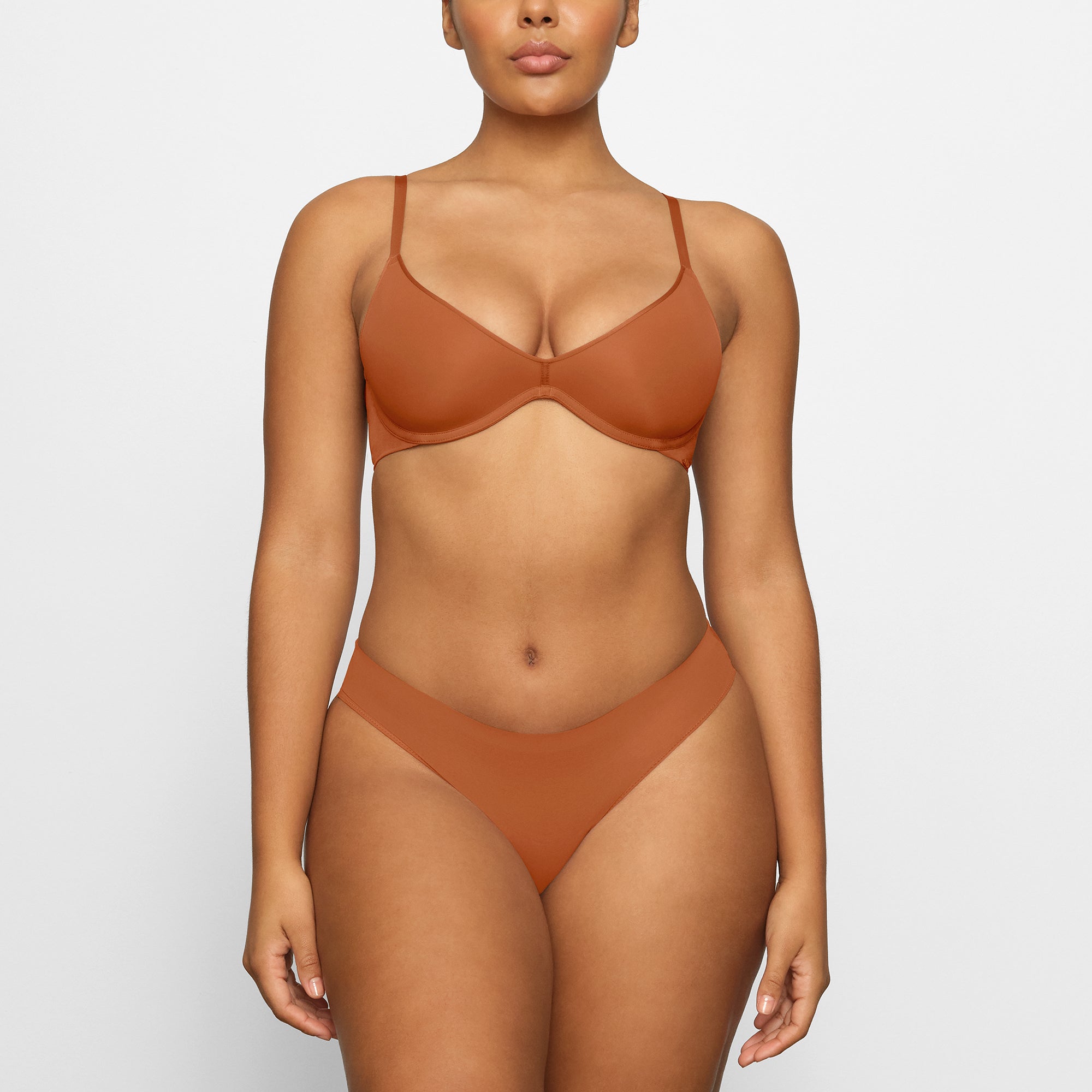 WEIGHTLESS SCOOP BRA WORN BY A MODEL IN FRONT VIEW 