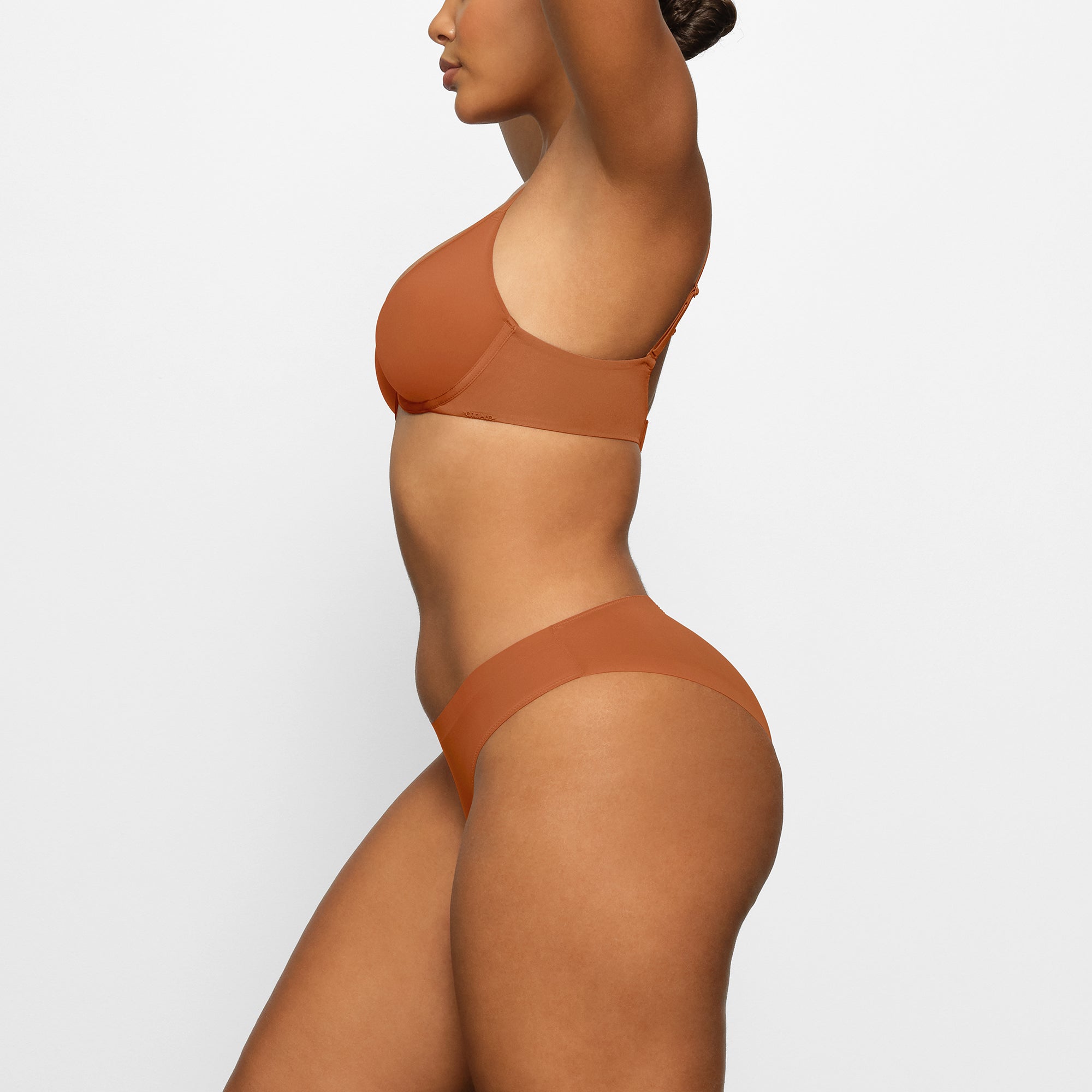 WEIGHTLESS SCOOP BRA WORN BY A MODEL IN SIDE VIEW 
