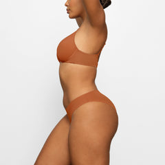 WEIGHTLESS SCOOP BRA WORN BY A MODEL IN SIDE VIEW 