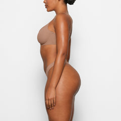 FITS EVERYBODY SCOOP PLUNGE BRA WORN BY A MODEL IN SIDE VIEW