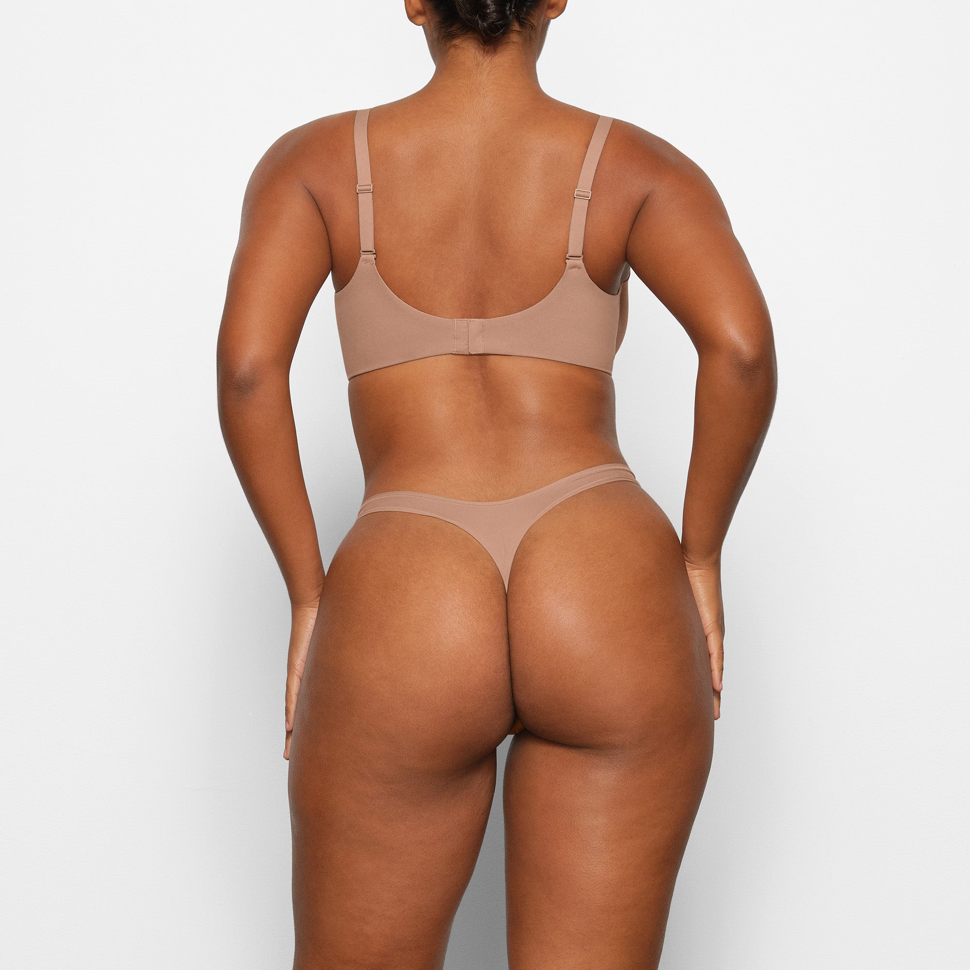 FITS EVERYBODY SCOOP PLUNGE BRA WORN BY A MODEL IN BACK VIEW
