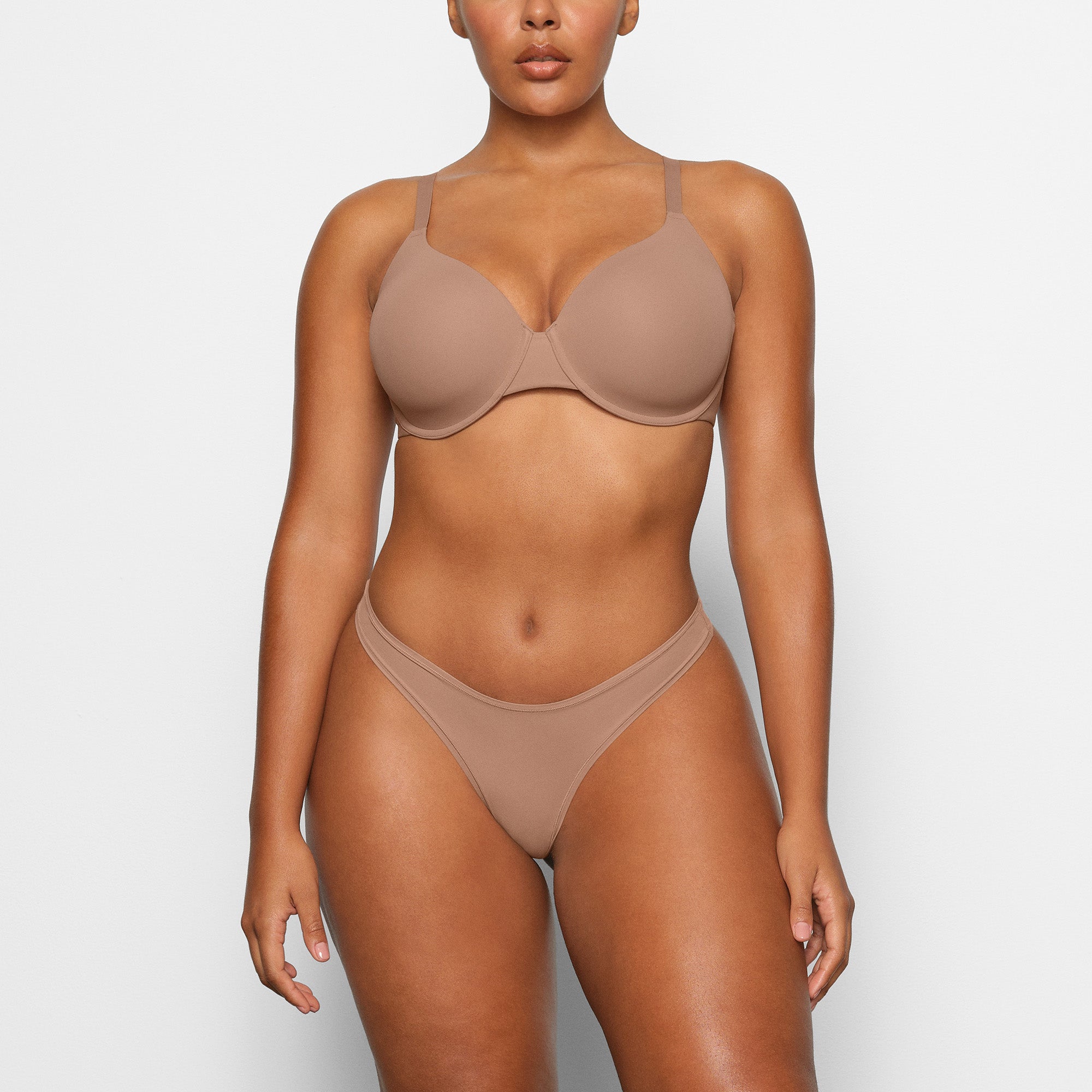 FITS EVERYBODY T-SHIRT DEMI BRA WORN BY A MODEL IN FRONT VIEW @ | FOCUS: 0.0, 1.0, 0.9 | COMP
