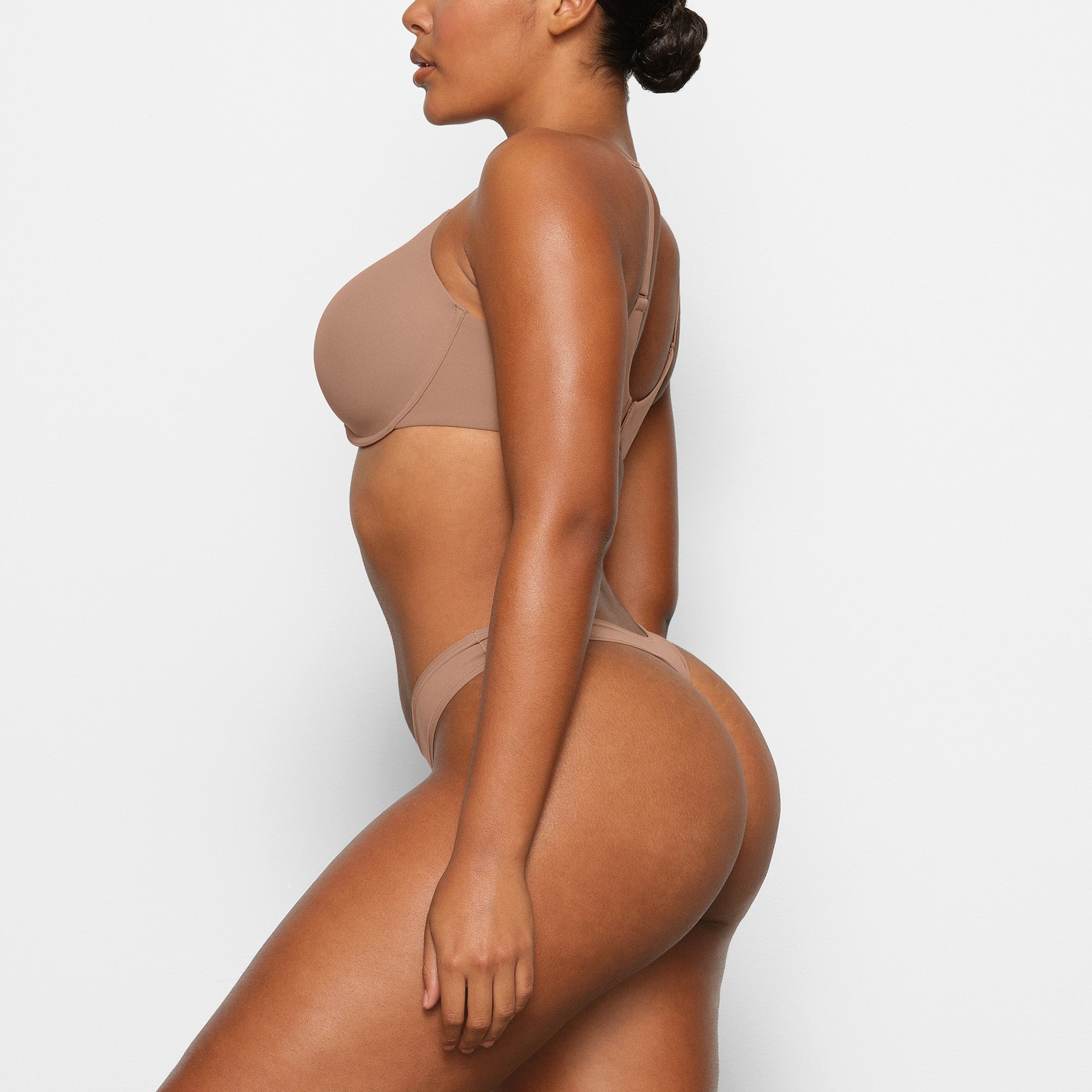 FITS EVERYBODY T-SHIRT DEMI BRA WORN BY A MODEL IN SIDE VIEW @ | FOCUS: 0.0, 1.0, 0.9