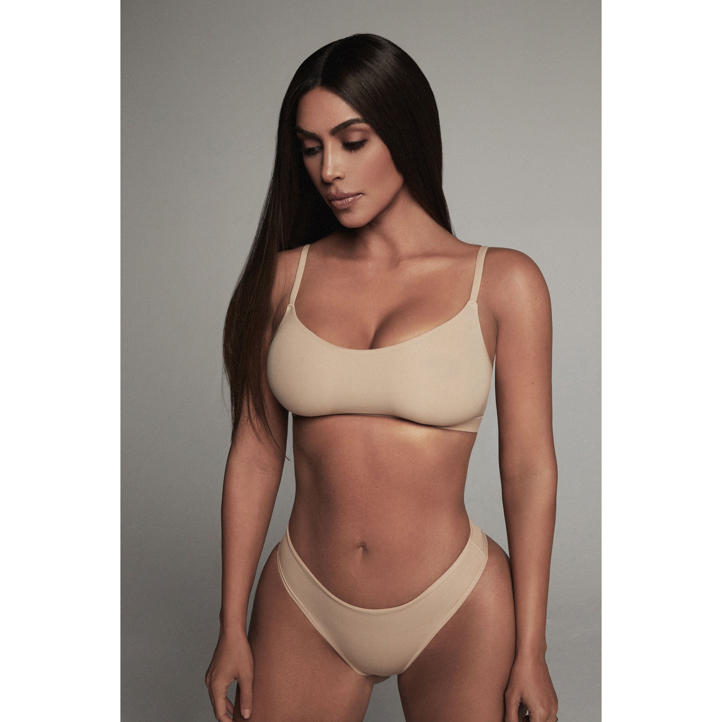 FITS EVERYBODY SCOOP NECK BRA SHOWN ON A MODEL IN A CAMPAIGN PHOTOSHOOT