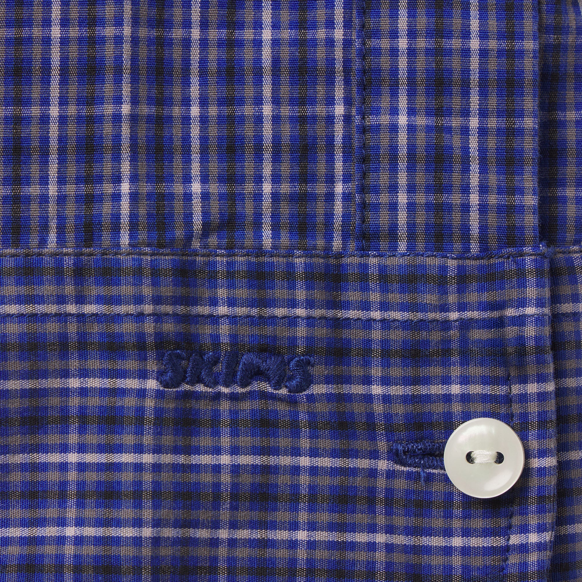 COTTON POPLIN SHRUNKEN BUTTON UP SHIRT | NAVY CHECK & LAYS FLAT ON A WHITE BACKGROUND | FLT