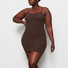 ON A MODEL FRONT VIEW FITS EVERYBODY SLIP DRESS IN COCOA 