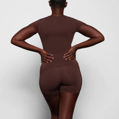 SOFT SMOOTHING T-SHIRT WORN BY A MODEL IN BACK VIEW