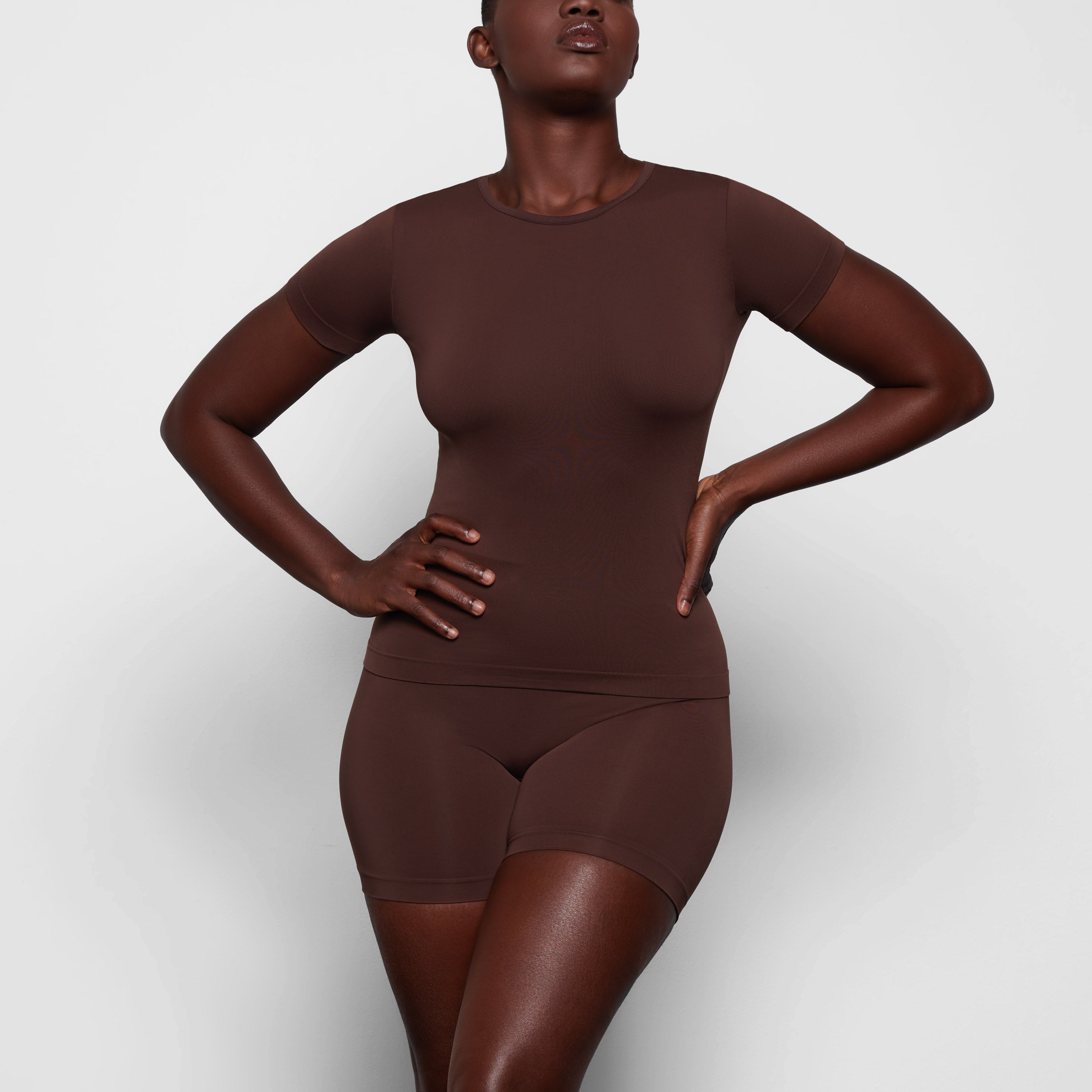 SOFT SMOOTHING SEAMLESS T-SHIRT | COCOA ON A MODEL FRONT VIEW