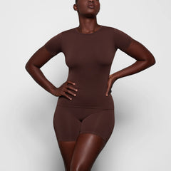 SOFT SMOOTHING SEAMLESS T-SHIRT | COCOA ON A MODEL FRONT VIEW