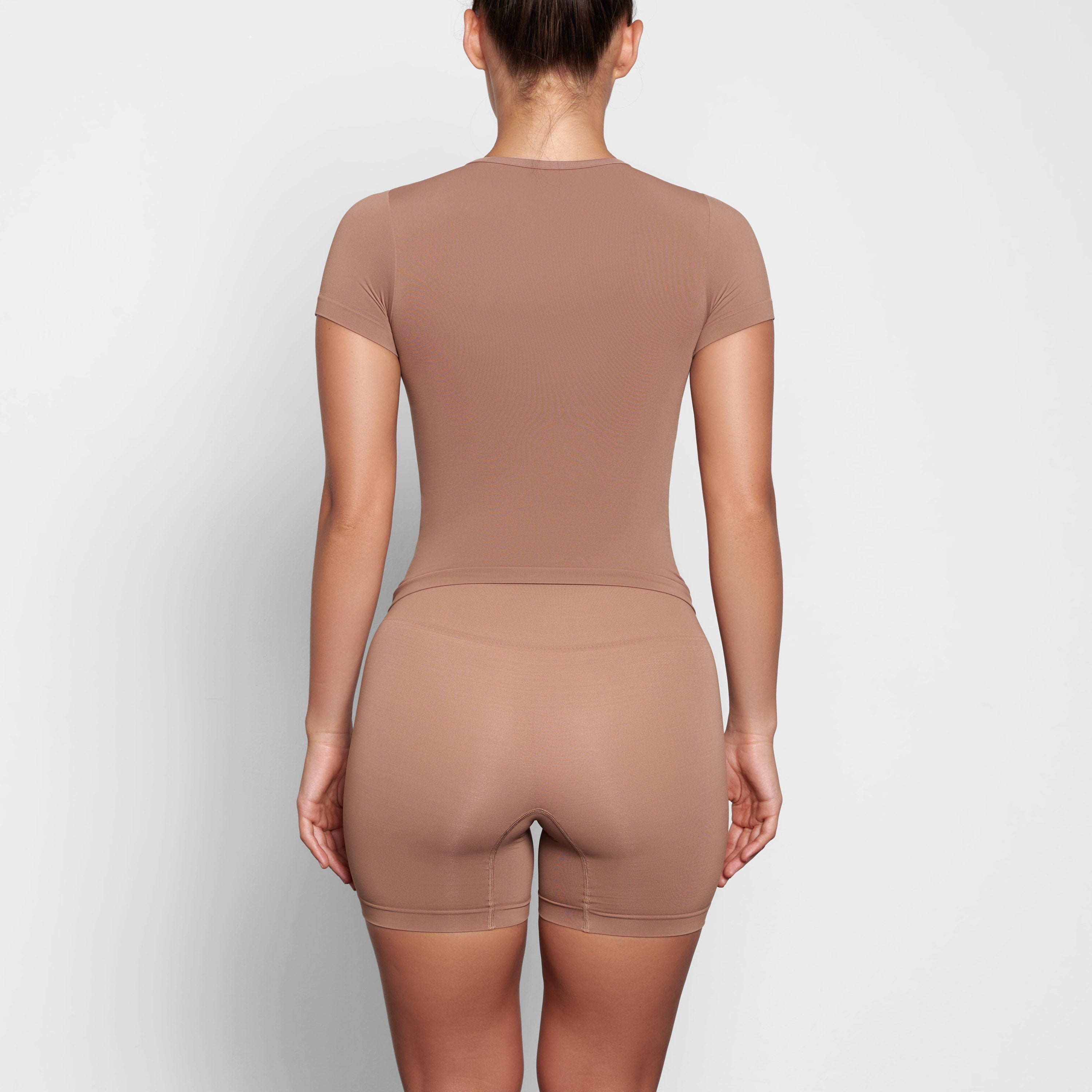SOFT SMOOTHING T-SHIRT WORN BY A MODEL IN BACK VIEW