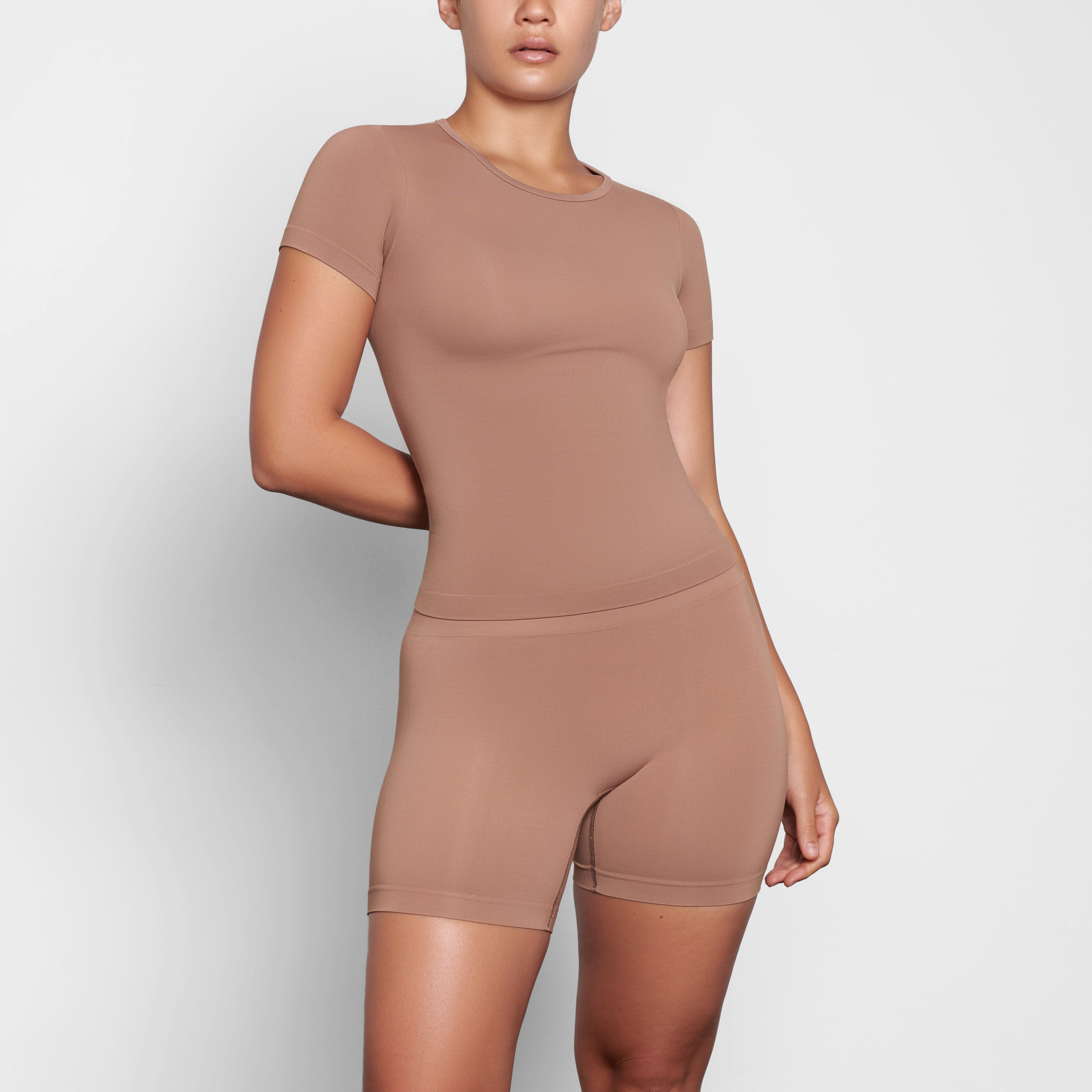 SOFT SMOOTHING SEAMLESS T-SHIRT | SIENNA ON A MODEL FRONT VIEW