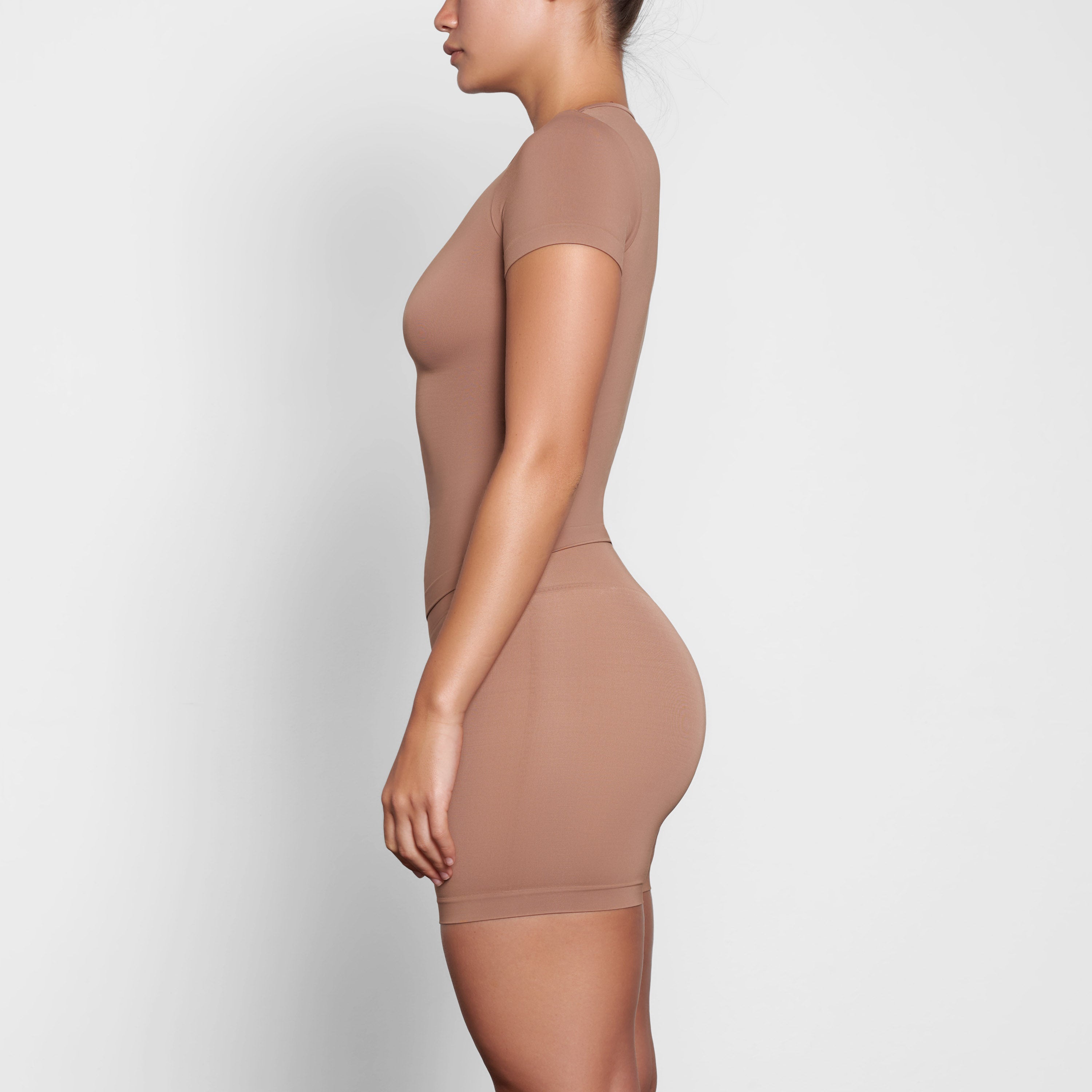 SOFT SMOOTHING T-SHIRT WORN BY A MODEL IN SIDE VIEW