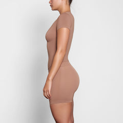 SOFT SMOOTHING T-SHIRT WORN BY A MODEL IN SIDE VIEW