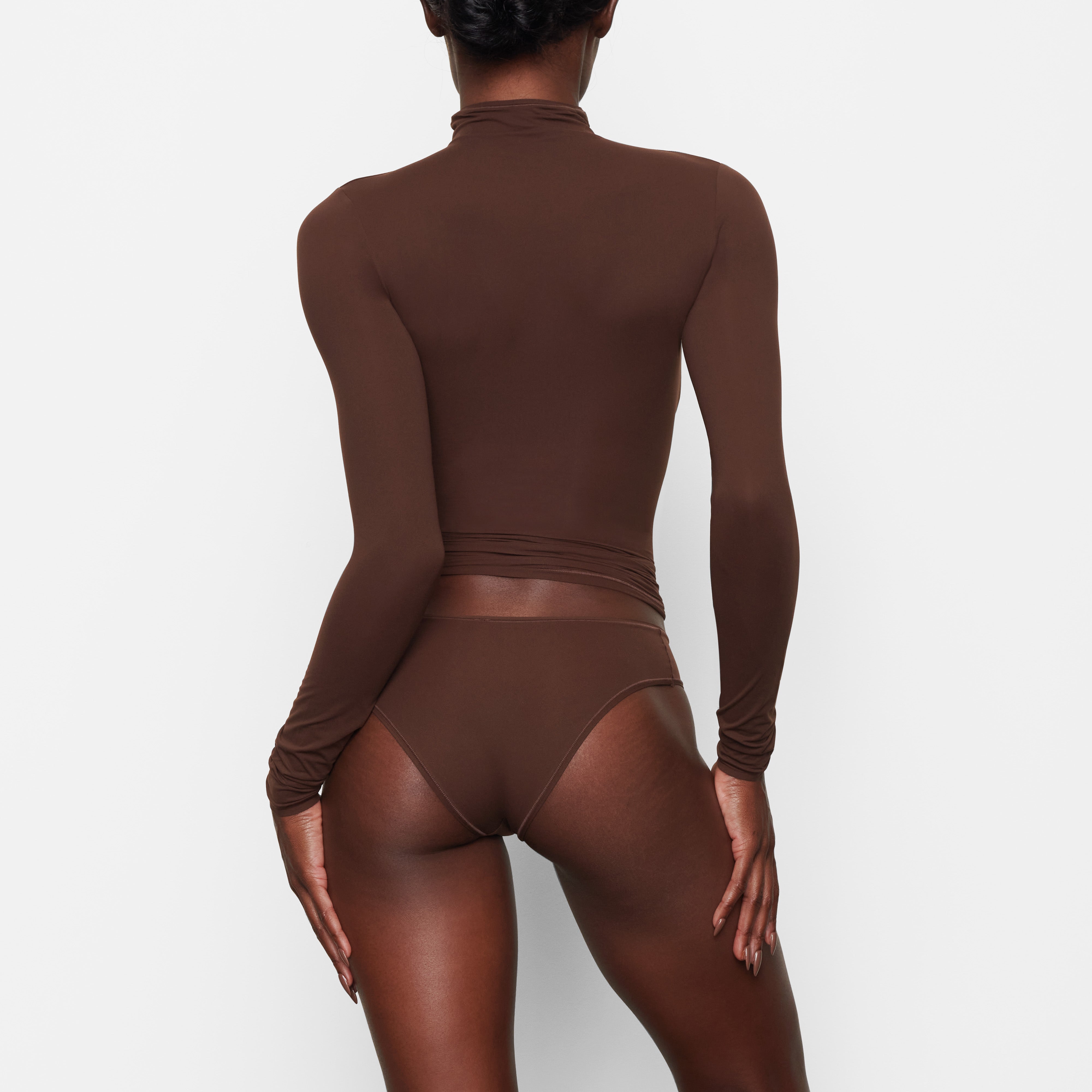 FITS EVERYBODY TURTLENECK TOP WORN BY A MODEL IN BACK VIEW