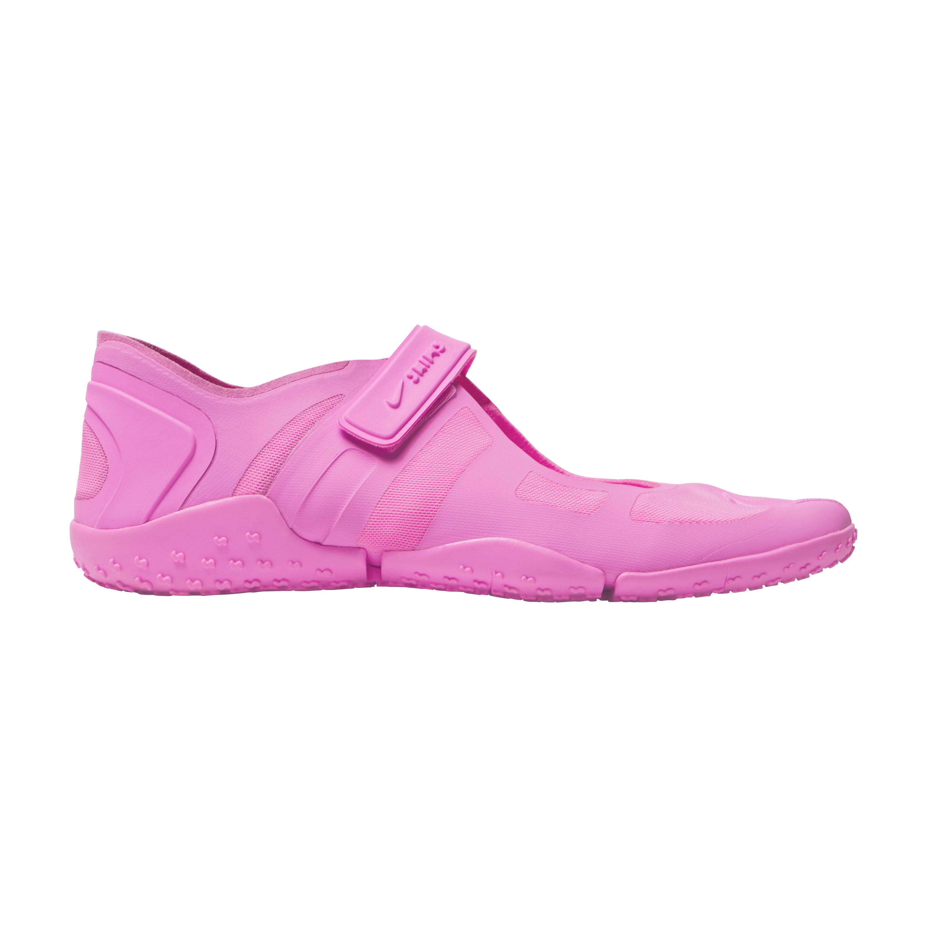 NikeSKIMS FOOTWEAR RIFT MESH | PSYCHIC PINK ON A MODEL 