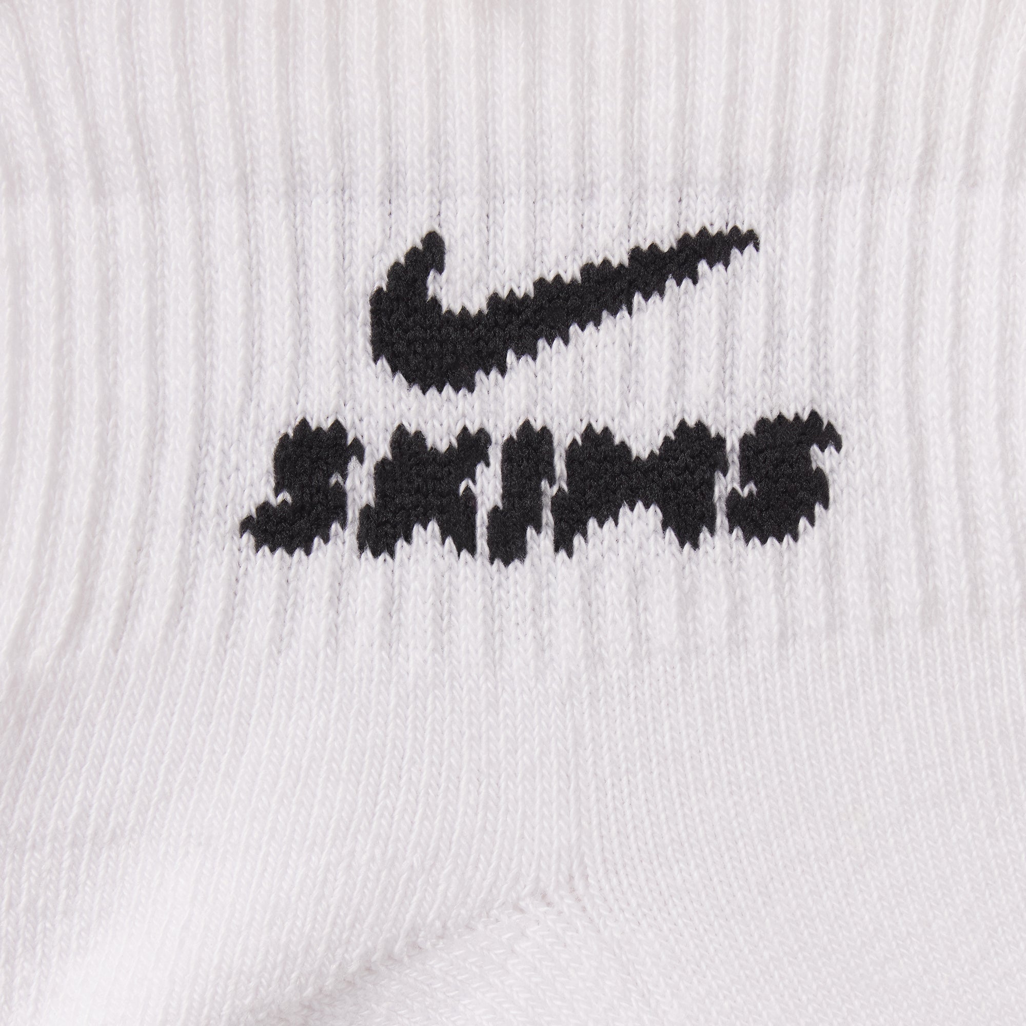 NikeSKIMS ACCESSORIES DRI-FIT™ QUARTER CREW SOCK 3-PACK | SNOW & LAYS FLAT ON A WHITE BACKGROUND | FLT