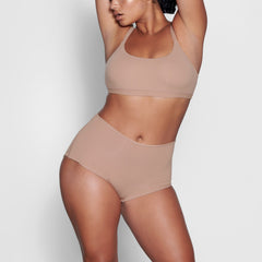 ON A MODEL FRONT VIEW FITS EVERYBODY BOY SHORT IN SIENNA 