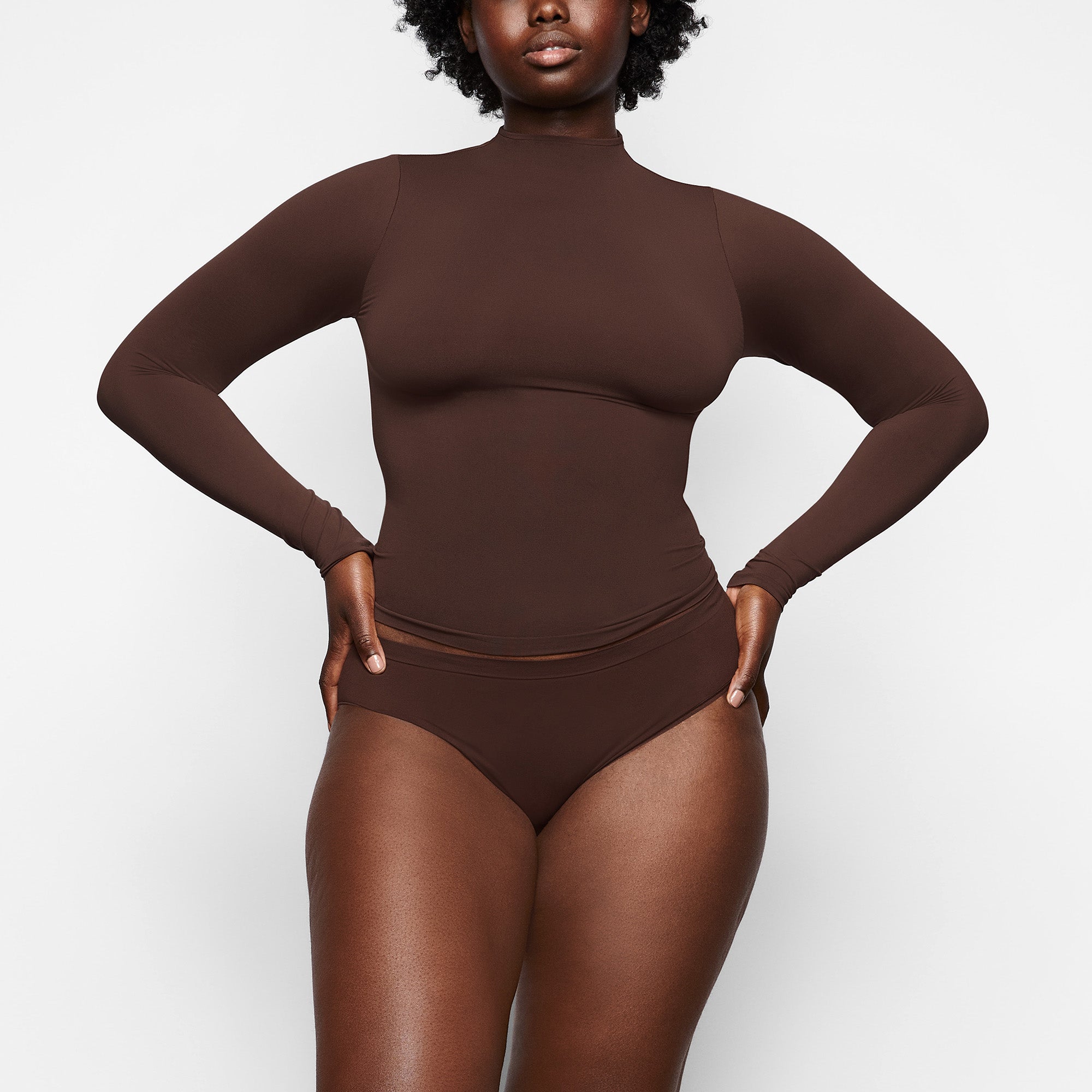 SOFT SMOOTHING SEAMLESS BRIEF | COCOA ON A MODEL FRONT VIEW