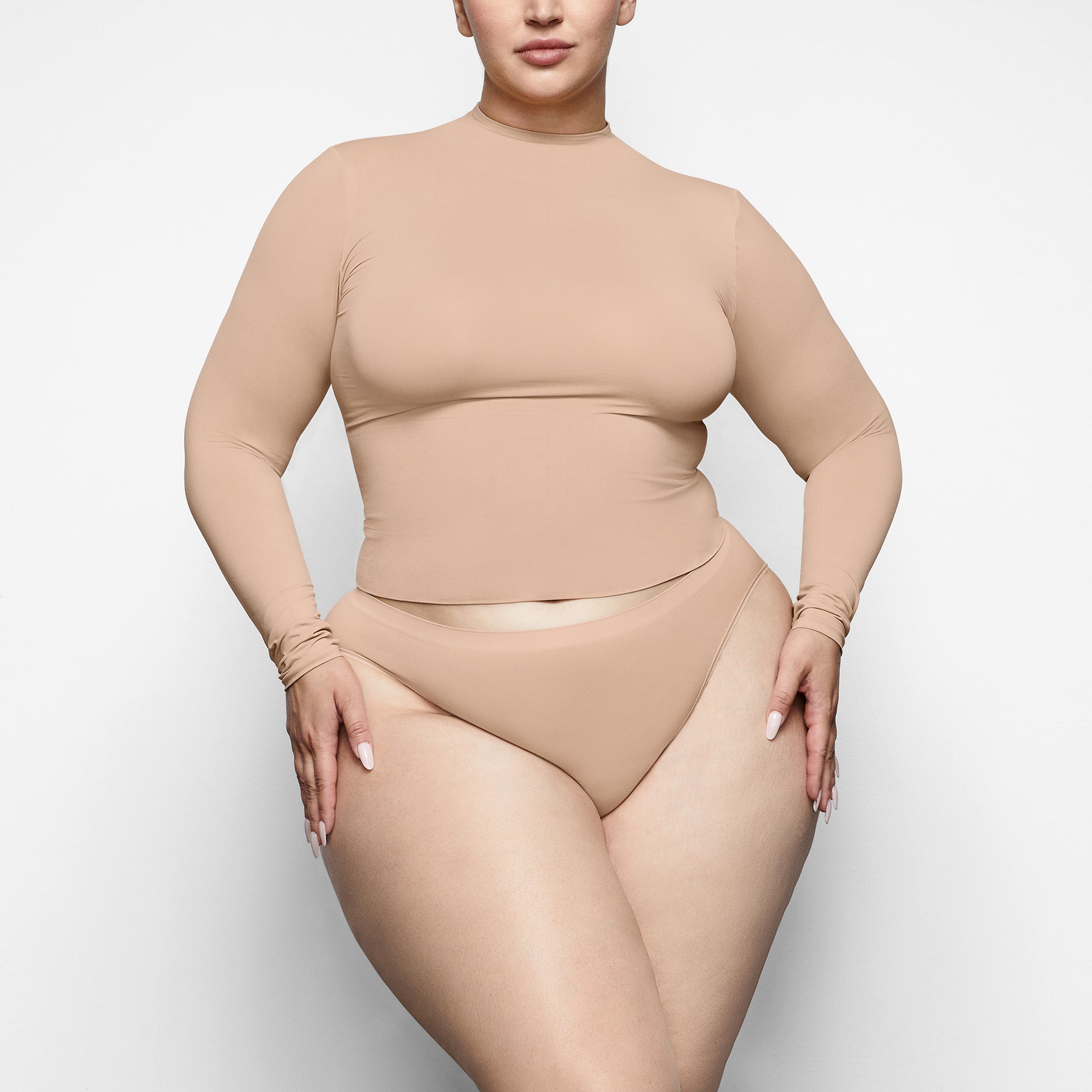 SOFT SMOOTHING SEAMLESS BRIEF | CLAY ON A MODEL FRONT VIEW