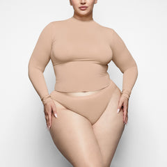 SOFT SMOOTHING SEAMLESS BRIEF | CLAY ON A MODEL FRONT VIEW