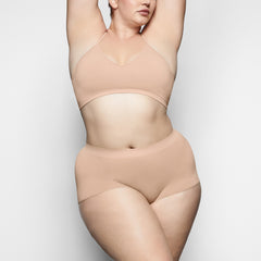 SOFT SMOOTHING SEAMLESS BOY SHORT | CLAY ON A MODEL FRONT VIEW