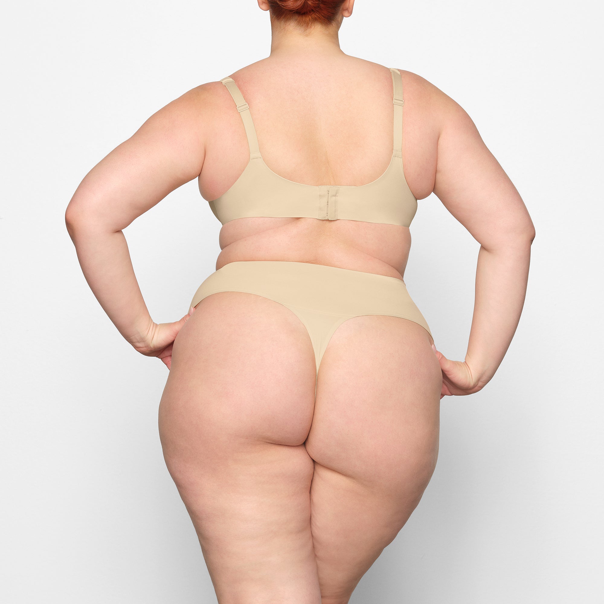 SMOOTHING HIGH WAIST THONG ON A MODEL BACK VIEW @ | FOCUS: 0.0, 1.0, 0.9