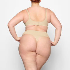 SMOOTHING HIGH WAIST THONG ON A MODEL BACK VIEW @ | FOCUS: 0.0, 1.0, 0.9