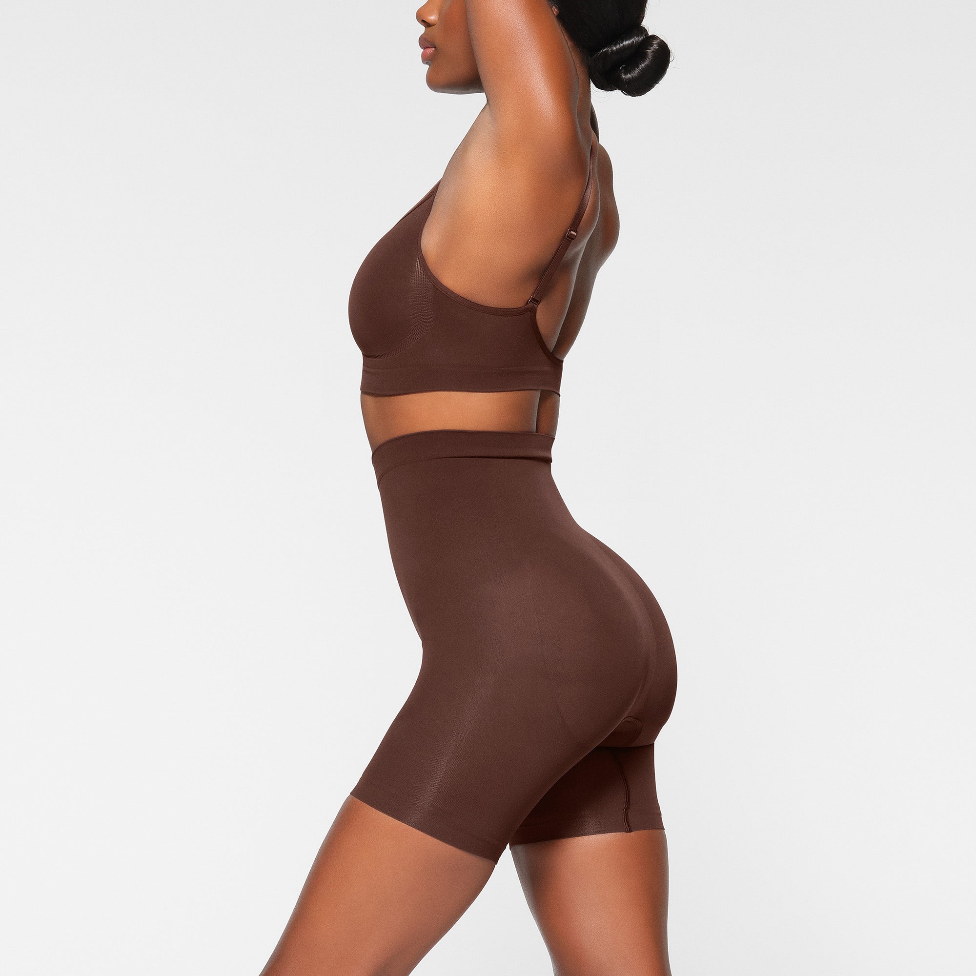 SEAMLESS SCULPT MID THIGH SHORT WORN BY A MODEL IN SIDE VIEW