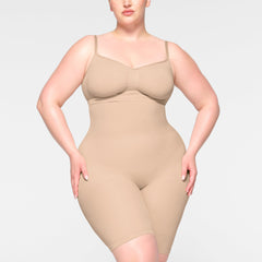 SEAMLESS SCULPT HIGH-WAISTED ABOVE THE KNEE SHORT WORN BY A MODEL IN FRONT VIEW 
