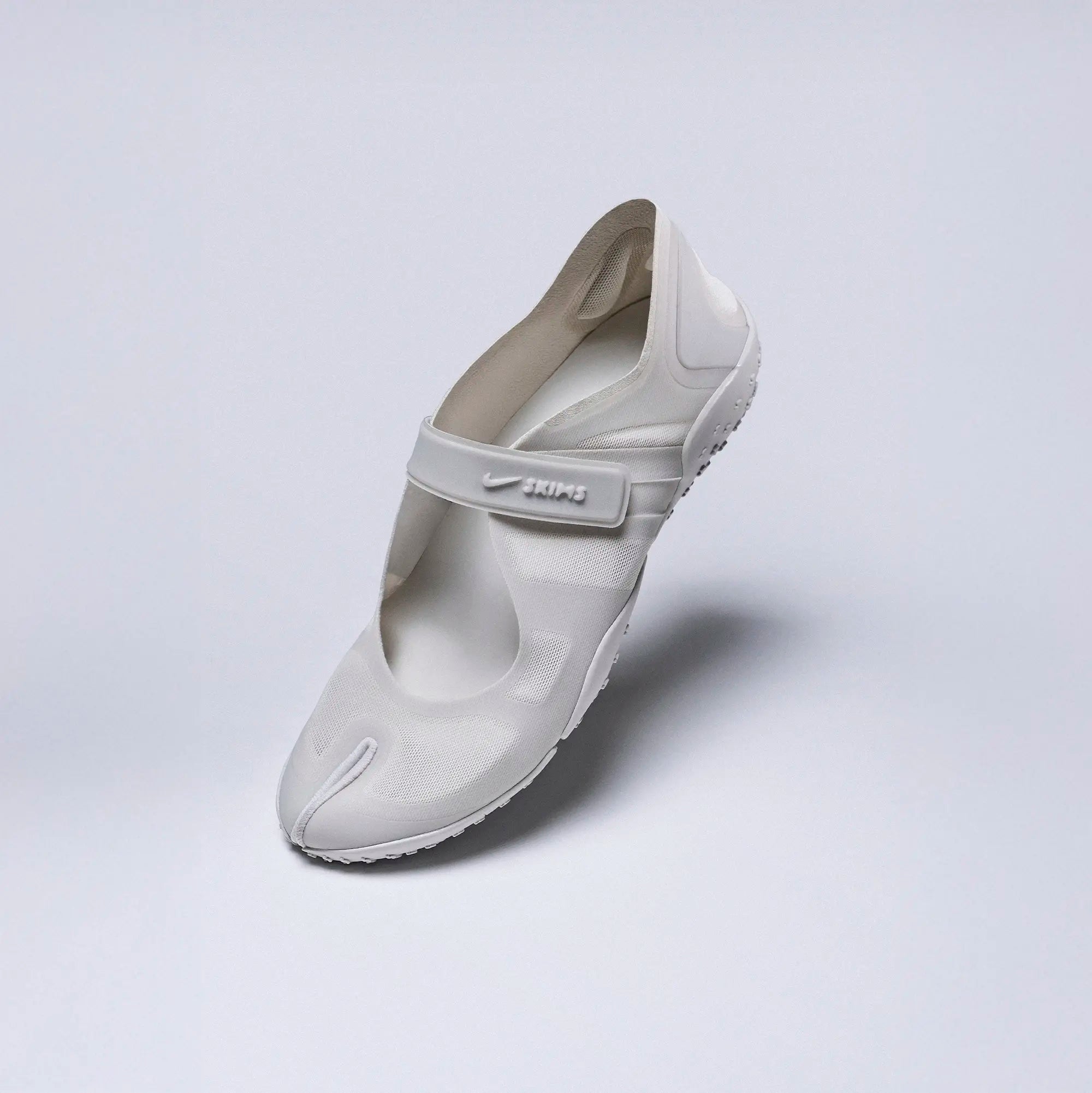 NikeSKIMS FOOTWEAR RIFT MESH | LT BONE/LT BONE-LT OREWOOD B | FLT @ | FOCUS: 0.0, 1.0, 0.9
