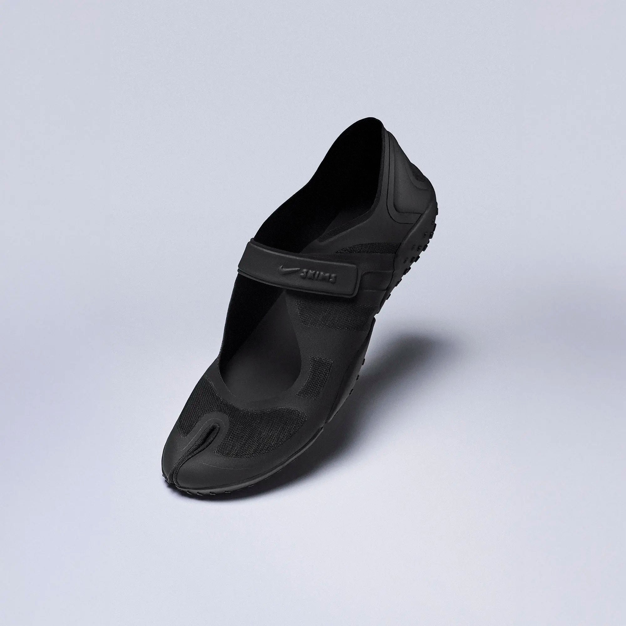 NikeSKIMS FOOTWEAR MESH RIFT | BLACK  CAMPAIGN IMAGERY| FOCUS: 0.0, 1.0, 0.9