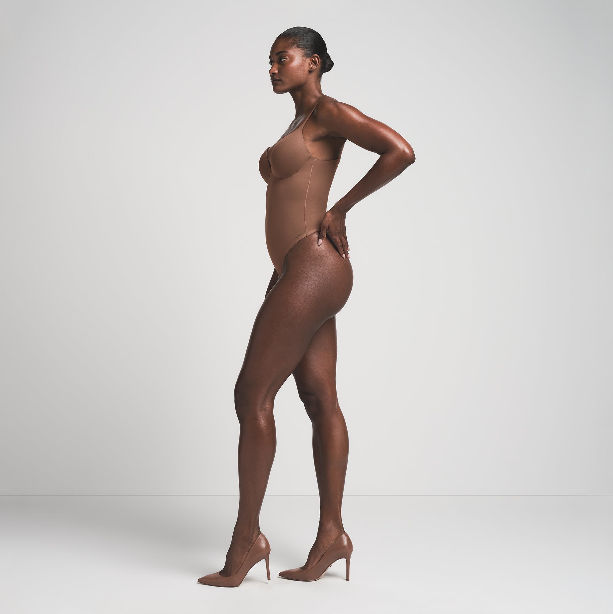 SKIMS ULTIMATE BODY PUSH-UP THONG BODYSUIT | JASPER  ON A MODEL SIDE VIEW