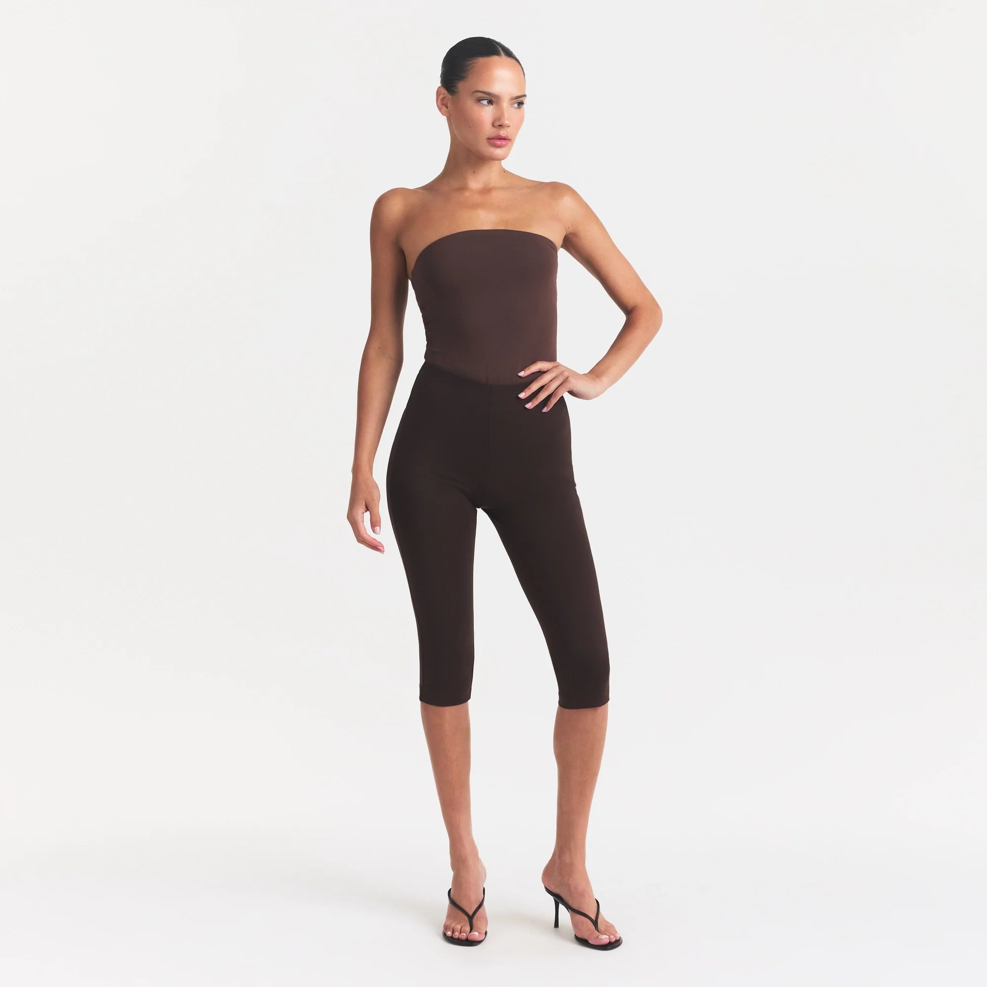 SMOOTH LAYERS STRAPLESS BODYSUIT | COCOA ON A MODEL FRONT VIEW @ | FOCUS: 0.0, 1.0, 0.9