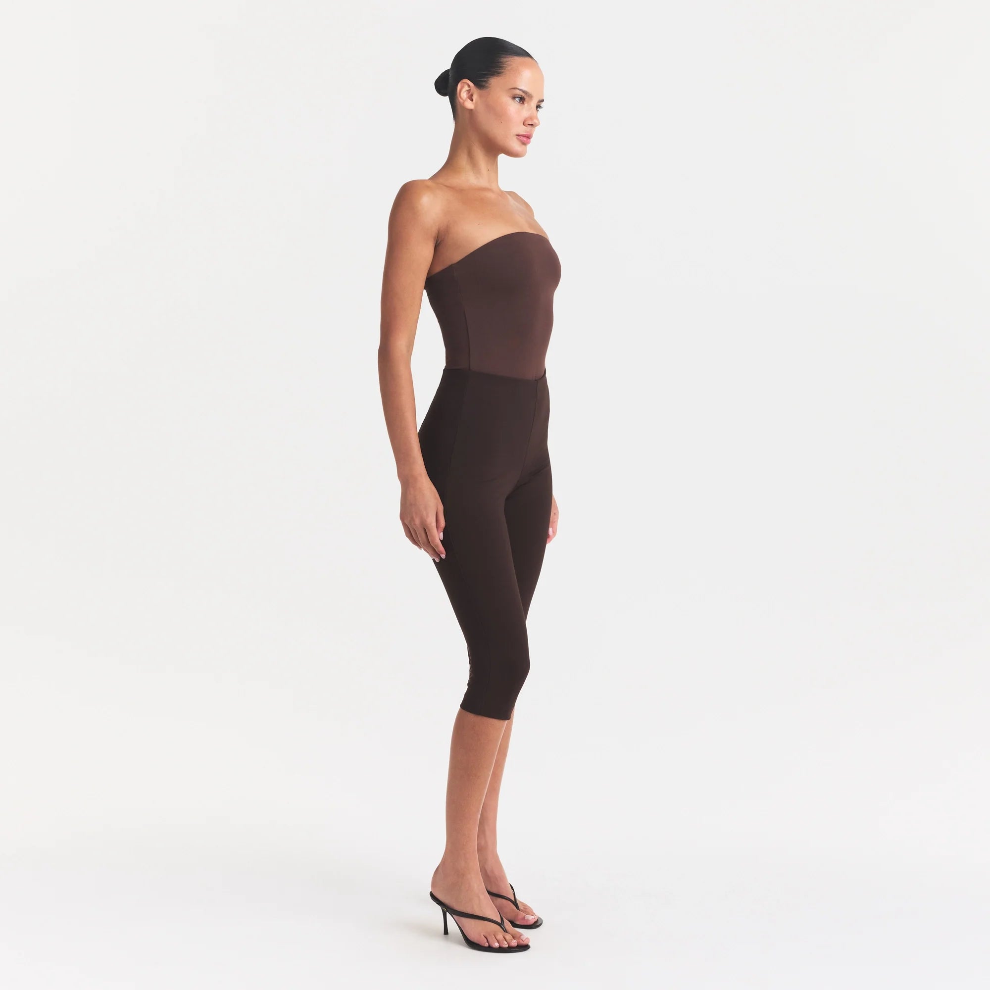SMOOTH LAYERS STRAPLESS BODYSUIT | COCOA ON A MODEL FRONT VIEW @ | FOCUS: 0.0, 1.0, 0.9