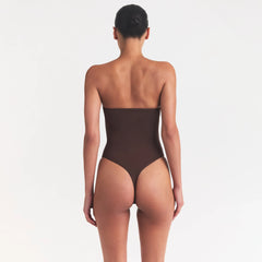 SMOOTH LAYERS STRAPLESS BODYSUIT | COCOA ON A MODEL SIDE VIEW @ | FOCUS: 0.0, 1.0, 0.9