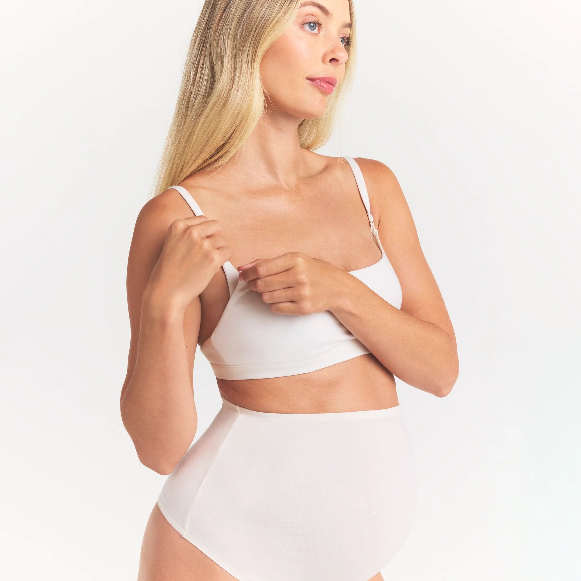 COTTON JERSEY MATERNITY NURSING SCOOP BRALETTE | MARBLE ON A MODEL FRONT VIEW @ | FOCUS: 0.0, 1.0, 0.9