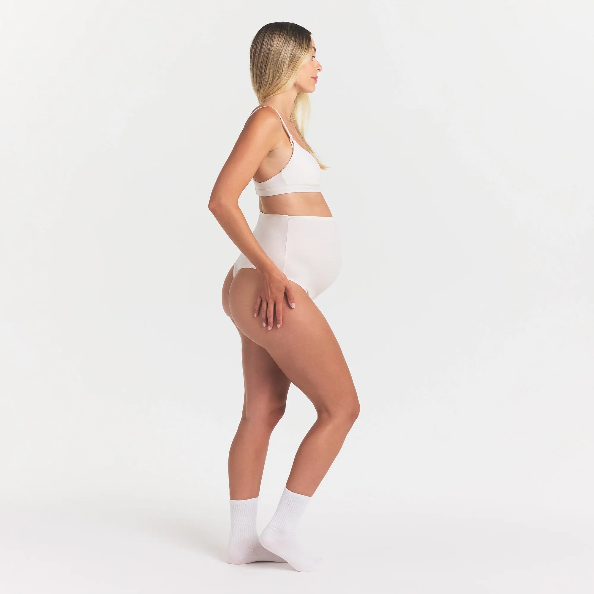 COTTON JERSEY MATERNITY NURSING SCOOP BRALETTE | MARBLE ON A MODEL SIDE VIEW @ | FOCUS: 0.0, 1.0, 0.9