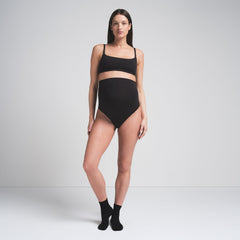 COTTON JERSEY MATERNITY NURSING SCOOP BRALETTE | SOOT ON A MODEL FRONTVIEW | FOCUS: 0.0, 1.0, 0.9