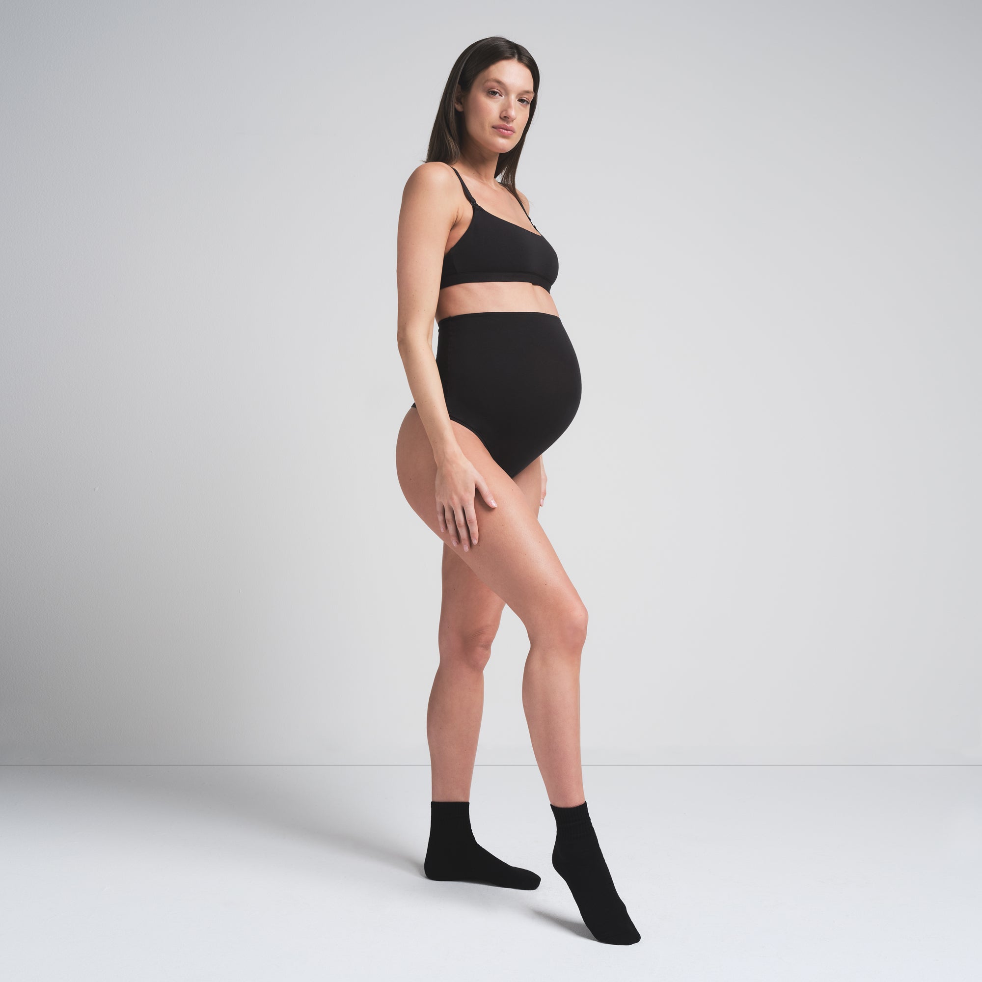COTTON JERSEY MATERNITY NURSING SCOOP BRALETTE | SOOT ON A MODEL FRONTVIEW | FOCUS: 0.0, 1.0, 0.9