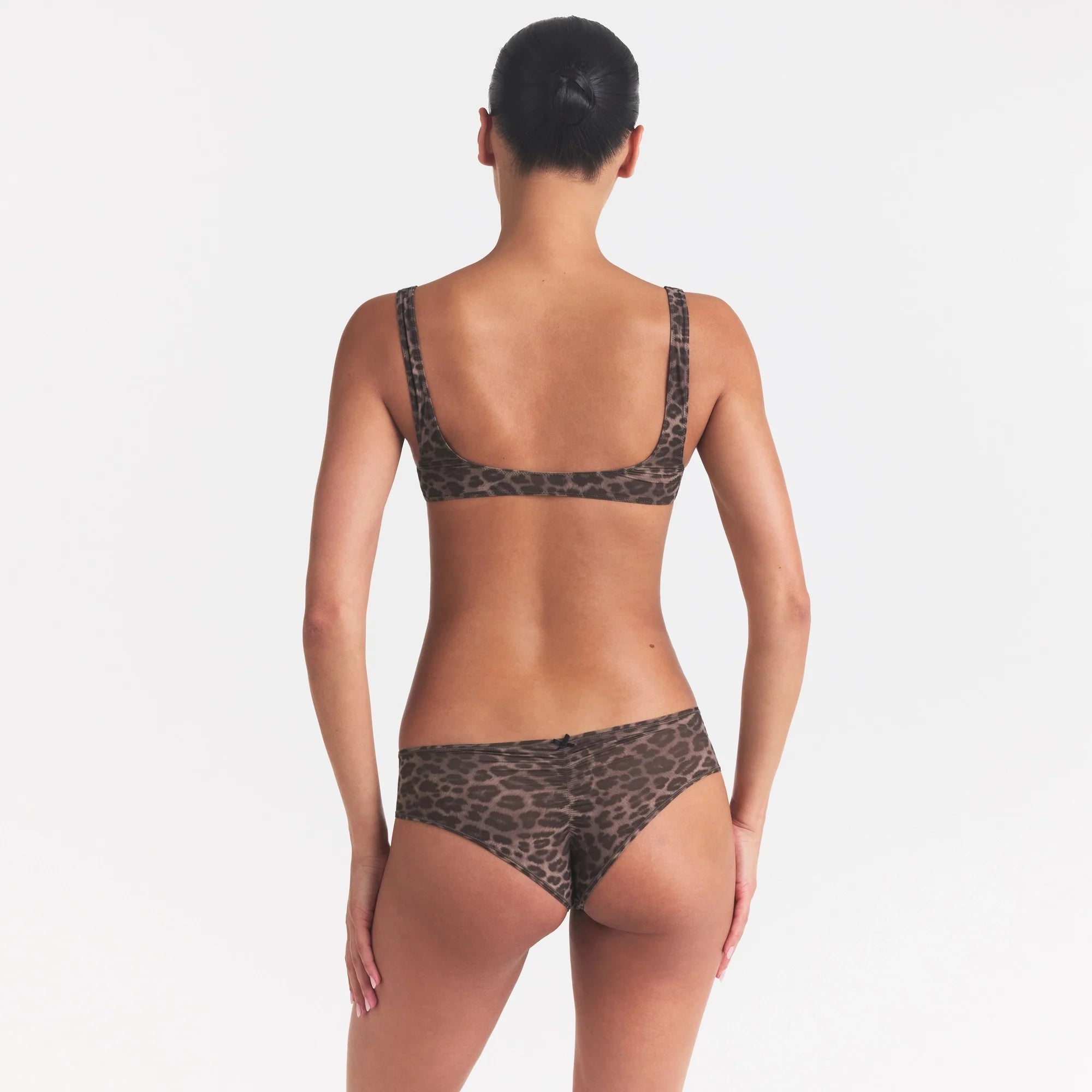 FITS EVERYBODY MICRO SCOOP BRALETTE | UMBER LEOPARD PRINT ON A MODEL SIDE VIEW @ | FOCUS: 0.0, 1.0, 0.9
