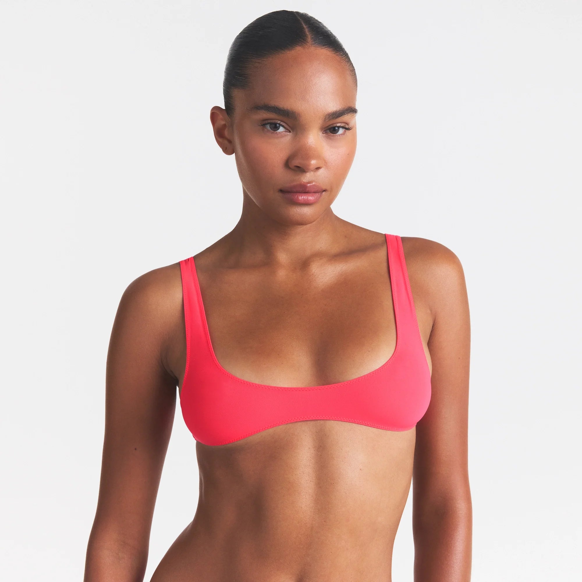 FITS EVERYBODY MICRO SCOOP BRALETTE | ULTRA PINK ON A MODEL SIDE VIEW @ | FOCUS: 0.0, 1.0, 0.9
