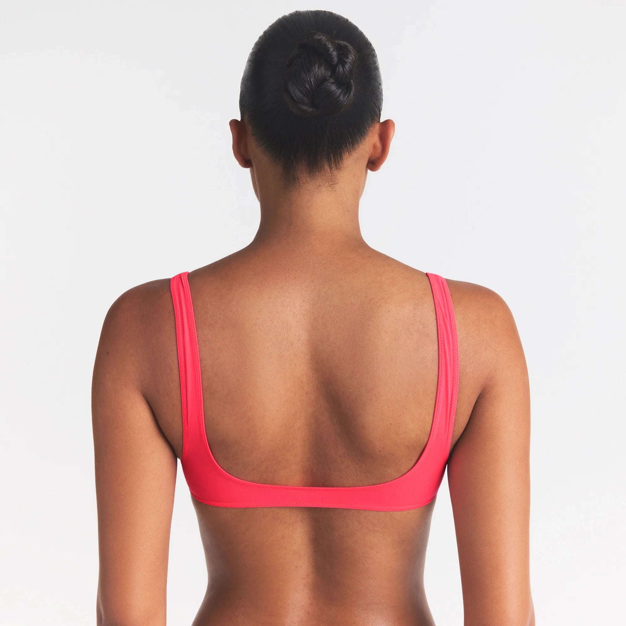 FITS EVERYBODY MICRO SCOOP BRALETTE | ULTRA PINK ON A MODEL SIDE VIEW @ | FOCUS: 0.0, 1.0, 0.9