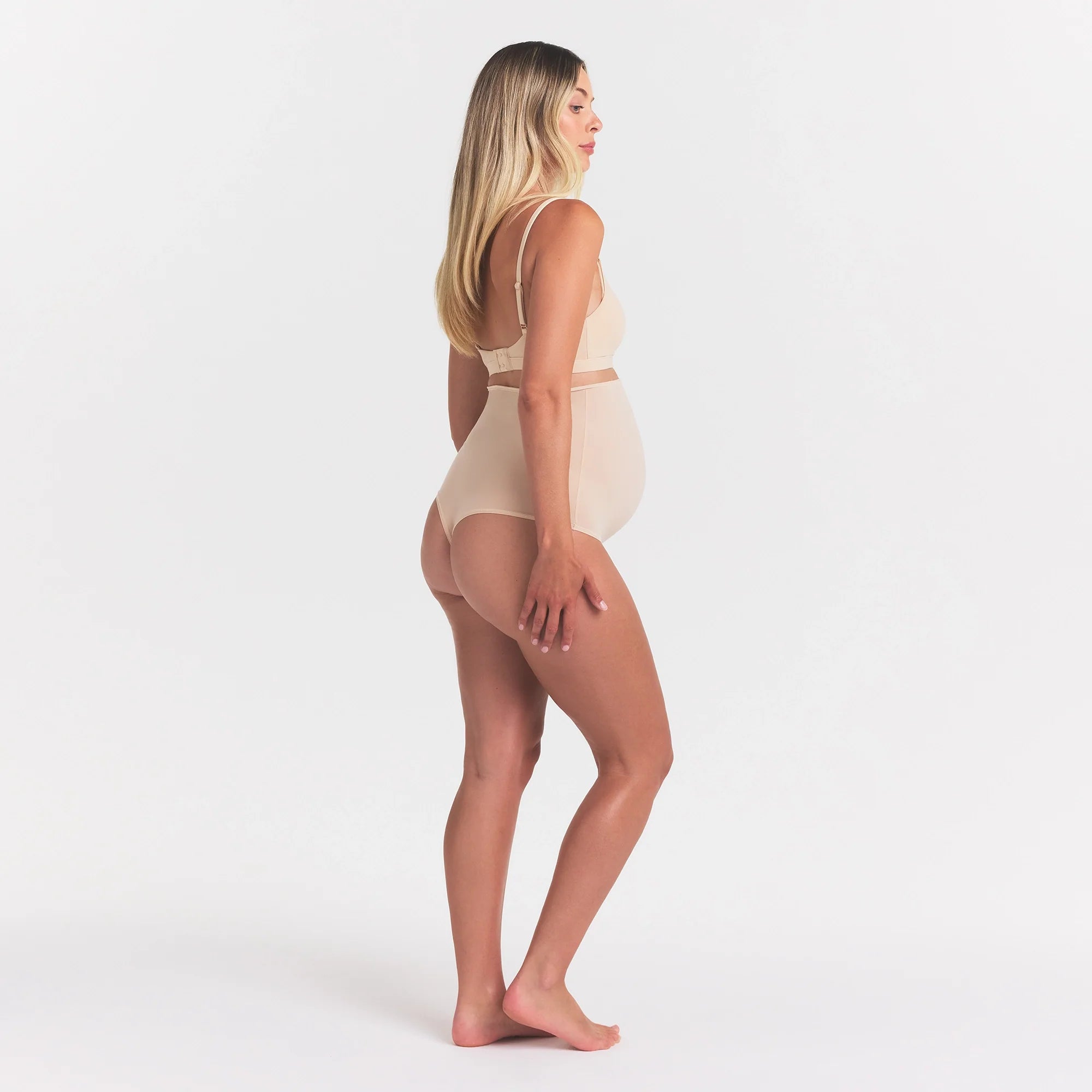 FITS EVERYBODY MATERNITY NURSING SCOOP BRALETTE | SAND ON A MODEL FRONT VIEW @ | FOCUS: 0.0, 1.0, 0.9