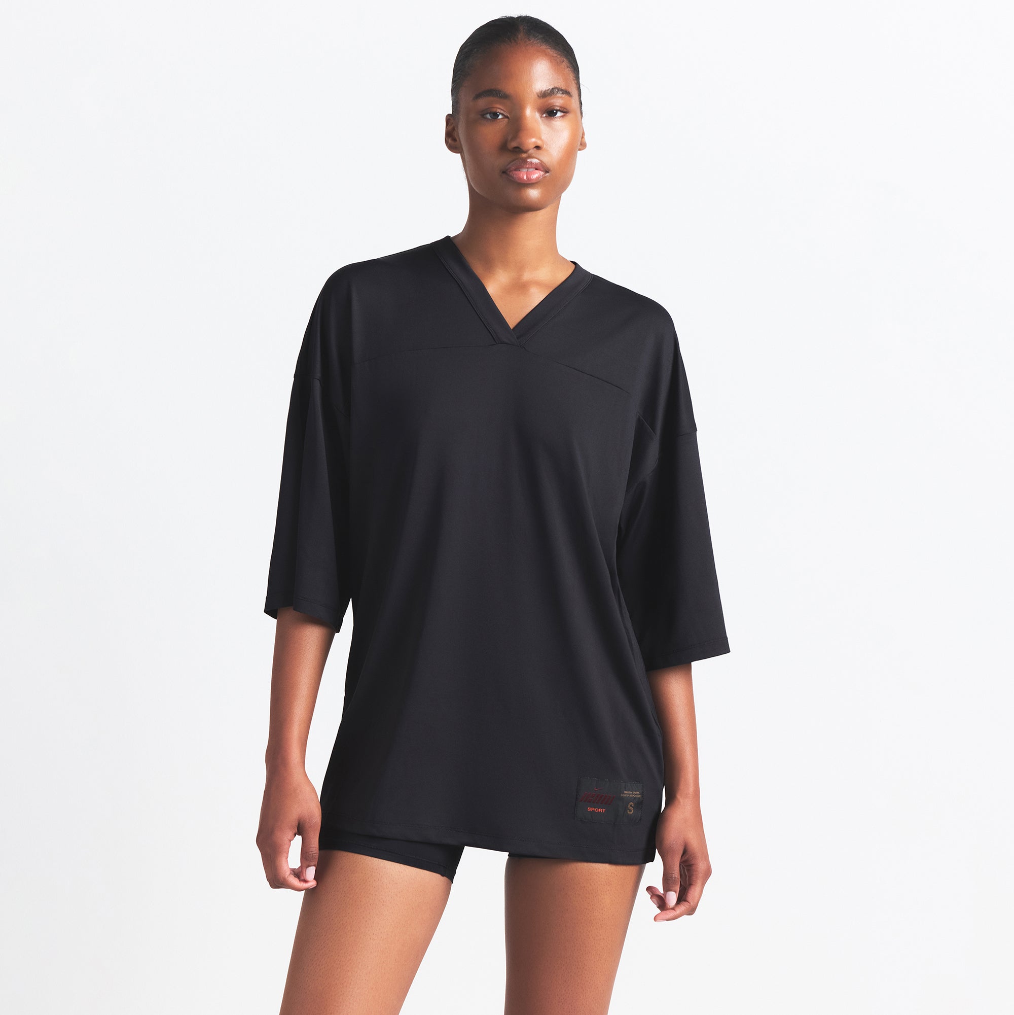 NikeSKIMS AIRY V-NECK OVERSIZED TOP | OBSIDIAN ON A MODEL SIDE VIEW @ | FOCUS: 0.9, 0.1, 0.7