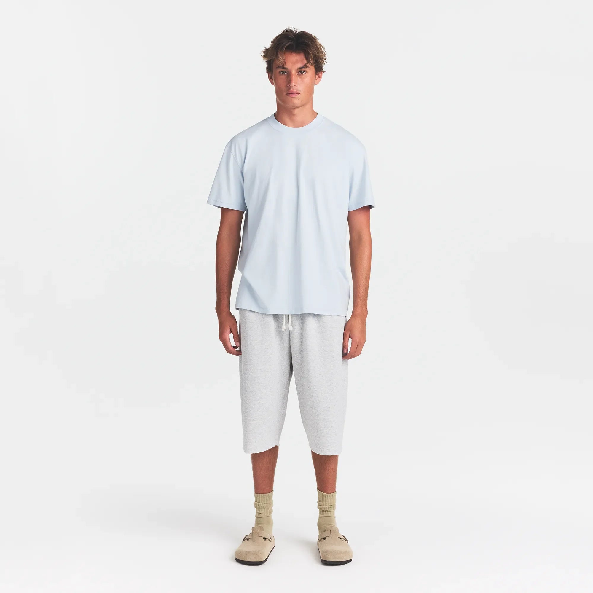 HEAVYWEIGHT COTTON MENS RELAXED T-SHIRT | ATMOSPHERE ON A MODEL FRONT VIEW @ | FOCUS: 0.0, 1.0, 0.9